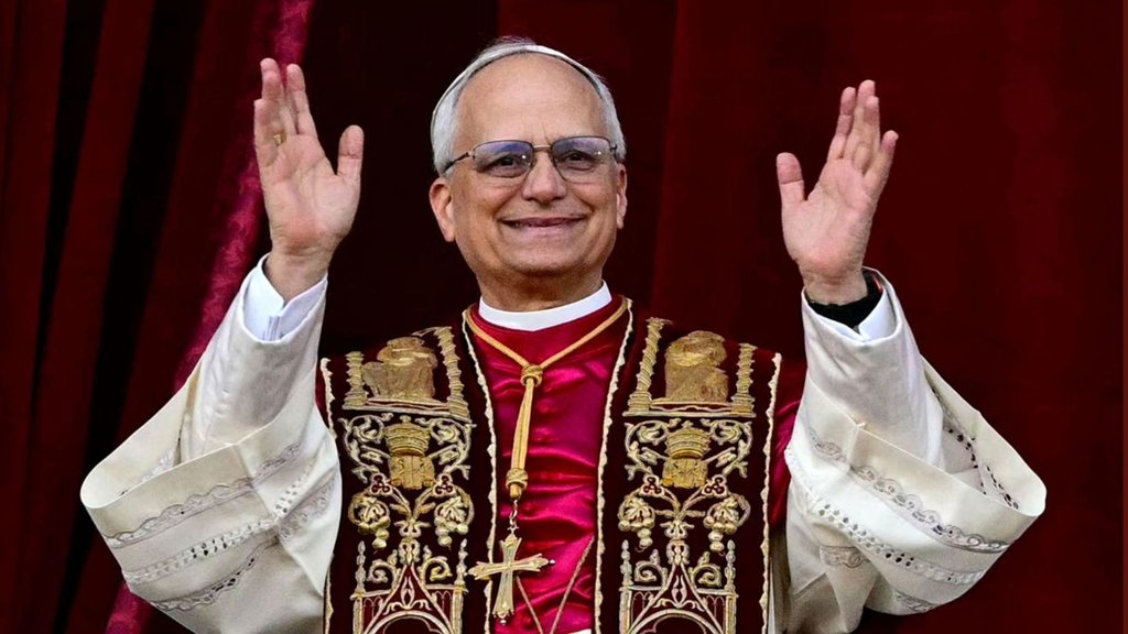 El Papa León XIV bendice desde la logia de la basílica de San Pedro