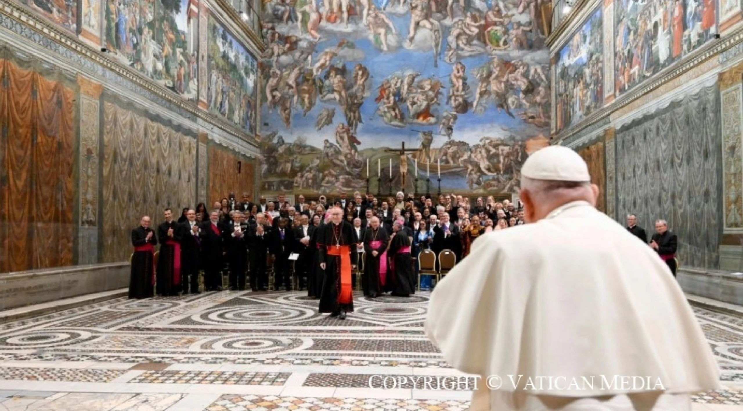 El Papa León XIV saluda desde la logia junto a la bandera del Perú